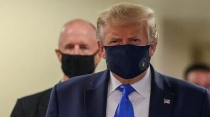الرئيس الأمريكي ترامب يلبس كمامة في العلن لأول مرة!